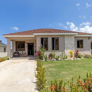 Sun Shine Luxury 2 Bedroom Pool & Gym St Ann Villa